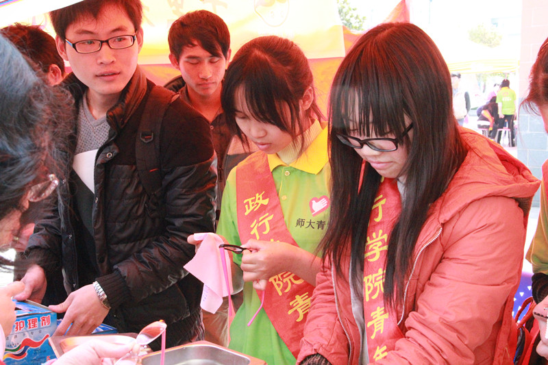 志愿者在为同学们清洗眼镜