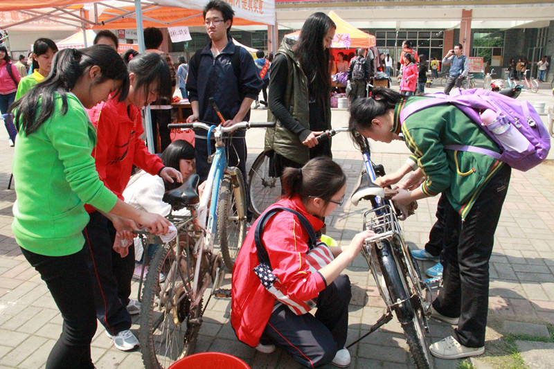 志愿者们在为同学们清洗自行车