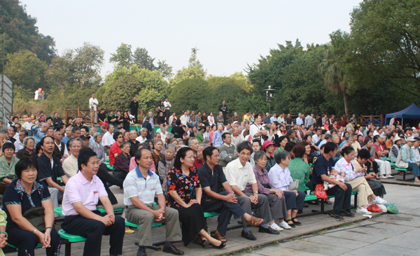 校领导与离退休老同志同欢同乐共庆重阳佳节