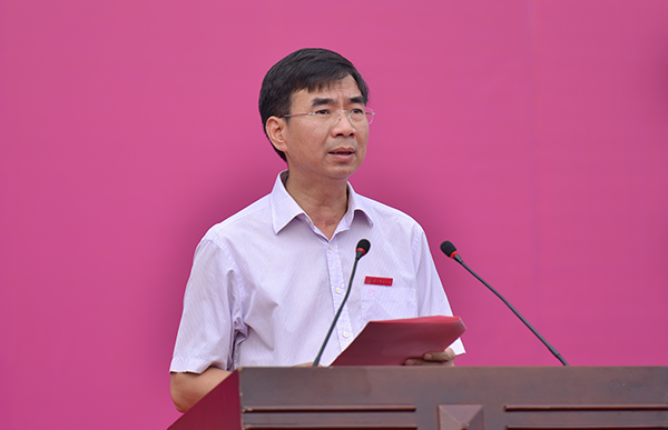 校长梁宏在开学典礼上致辞（大学生通讯社 陈园园 童立 陈芳芳/摄）