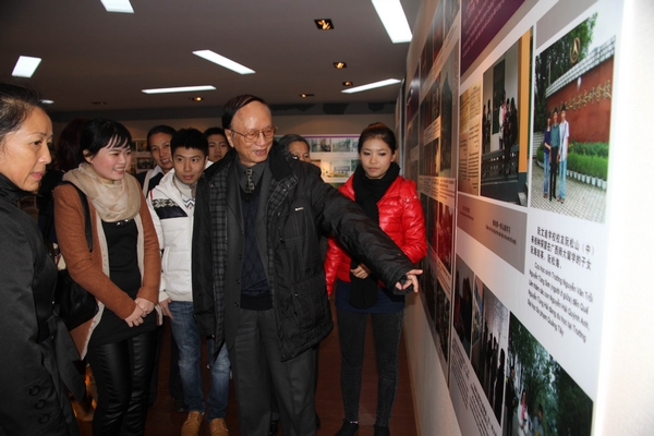 裴大使(中)兴趣盎然地参观纪念馆