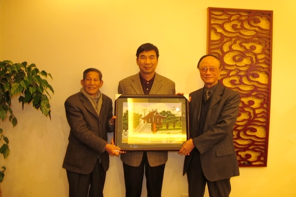 梁宏校长与裴大使(右一)互赠礼物