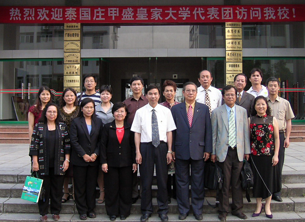 宾主双方合影留念。