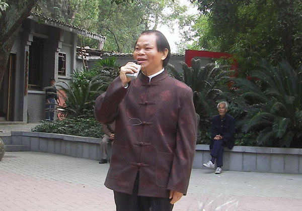 蓝常周副校长讲话。