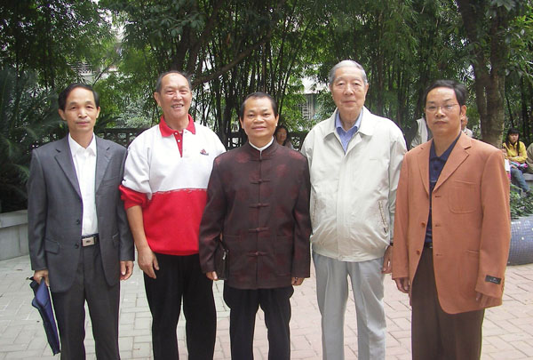 副校长蓝常周（中）与老同志代表合影。