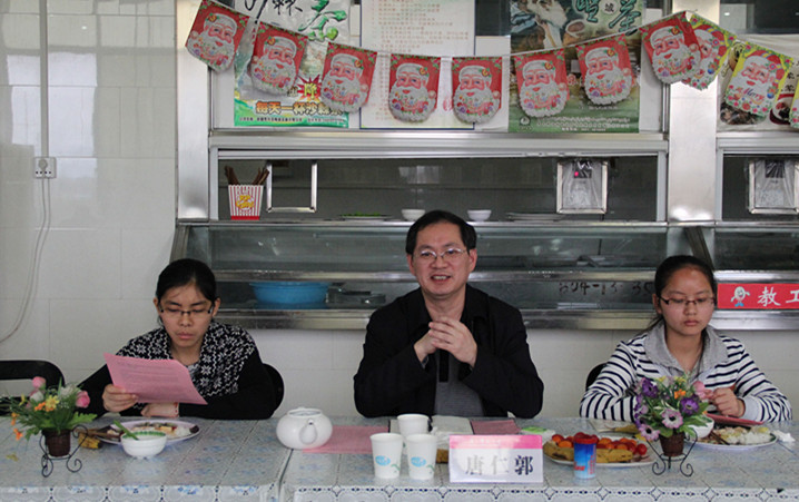 校党委副书记唐仁郭和同学们亲切交谈