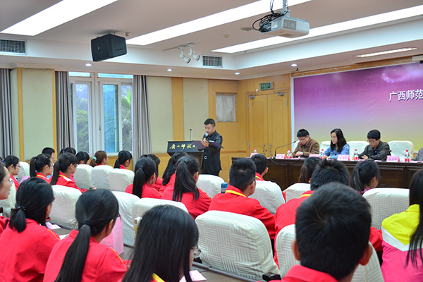 周楼胜老师朗诵美文：读书使人优美 （张婷婷 摄）