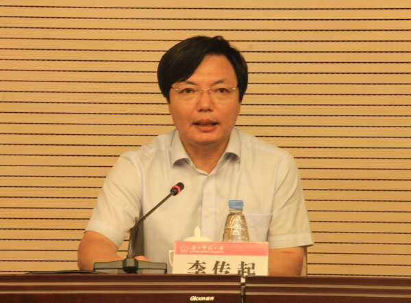 我校副校长李传起致欢迎辞