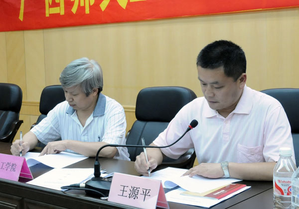 签订2008年人口与计划生育工作目标管理责任书。