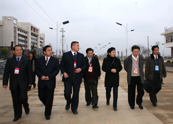 评估专家考察雁山校区教学设施