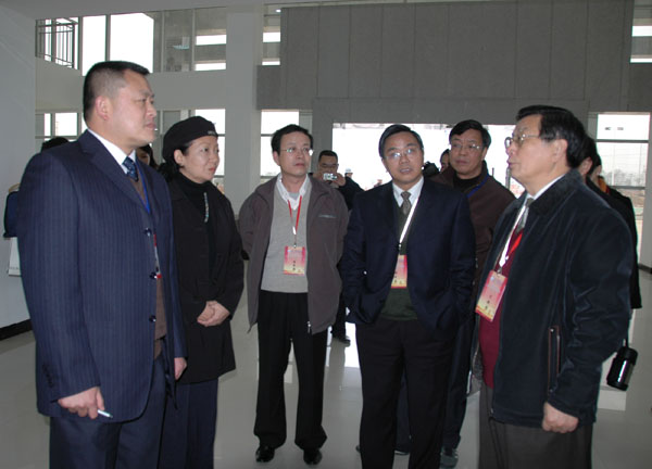 评估专家考察雁山校区教学设施