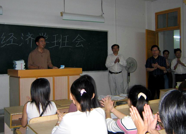 校长梁宏亲自参加2005级新生班会，看望鼓励新同学。