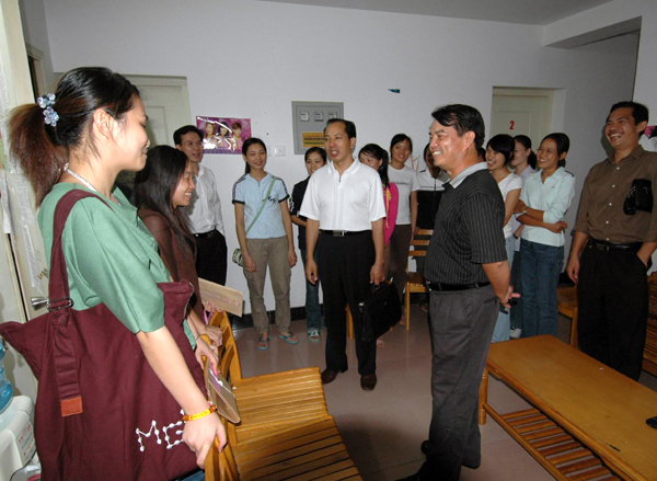 校党委书记陈大克亲临2005级新生宿舍看望新同学。