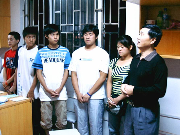 校党委副书记张鹏到新生宿舍看望新同学。