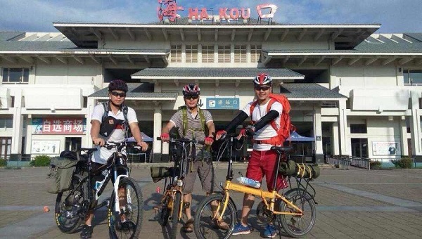 爱心骑行辅导员，从左到右依次为：梁炳源（体育学院）、陈燕勇（教科院）、汤明旭（政行学院）