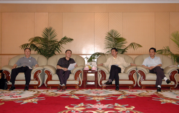 梁宏校长在向来访客人介绍我校的办学情况。