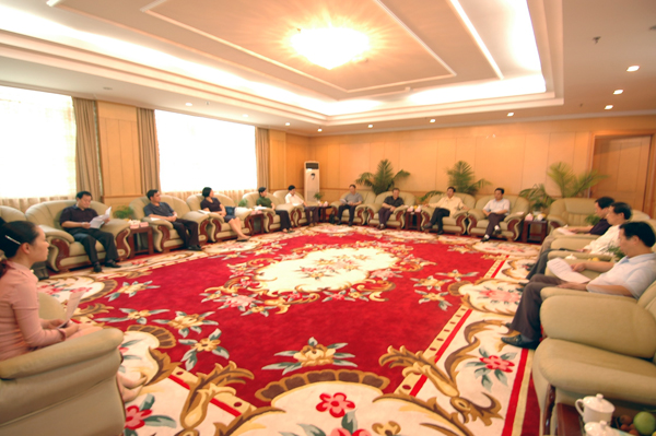 宾主双方在育才校区图书馆贵宾室进行座谈。