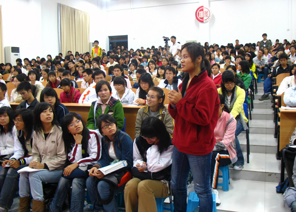 聆听讲座的学生在自由提问。