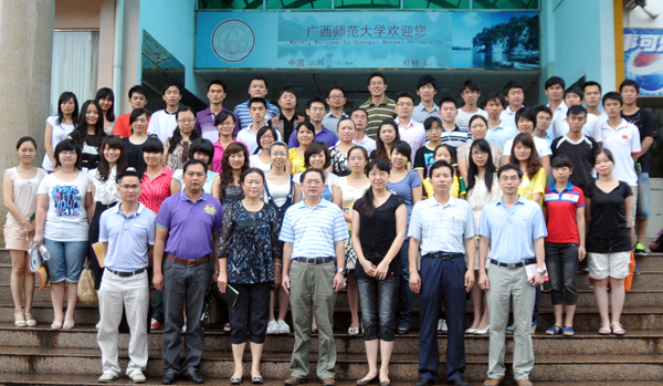 校友班级理事与领导老师合影留念