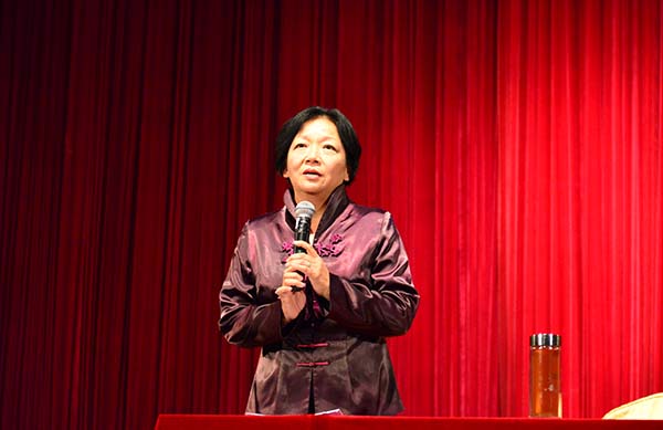 校党委书记王枬主持报告会