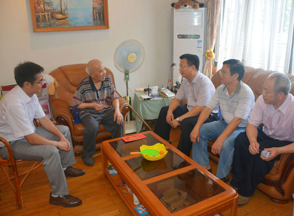 覃卫国副校长率队在梁怀爱老师家中慰问