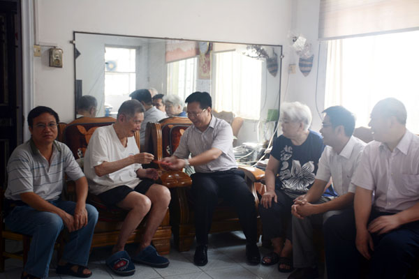 覃卫国副校长率队在离休干部、老党员彭展煌家中慰问