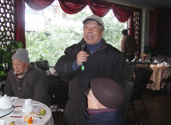 离休干部代表发言。