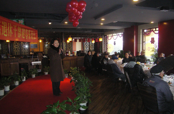 王枬书记在茶话会上致辞。