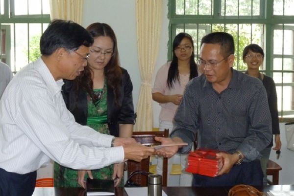 钟副校长给莲塘一中指导老师颁发聘书