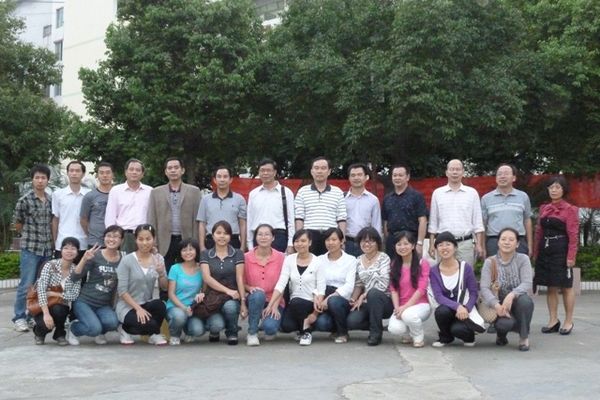 钟副校长一行与在贺州市实验中学顶岗实习支教的我校学生合影