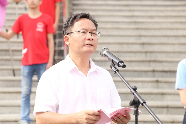 林春逸副校长主持出征仪式.jpg