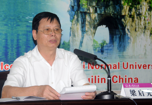 自治区第二批深入学习实践科学发展观活动指导检查组高校组第四组组长梁启光在会上讲话。