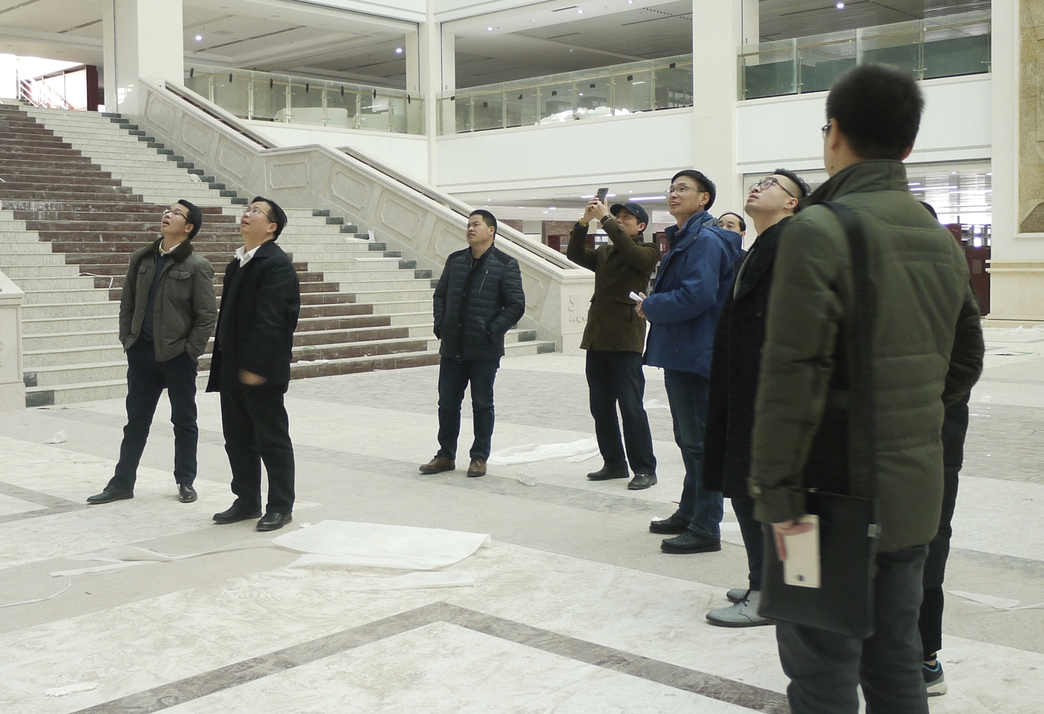 领导小组对图书馆进行安全检查.jpg