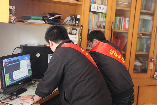 化药学院学生在义务维修电脑