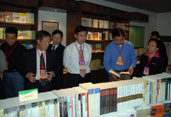 教育部评估专家考察出版社展厅。