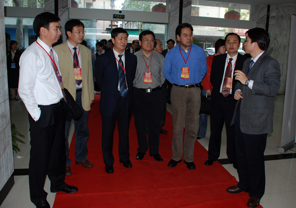 教育部评估专家考察出版社。