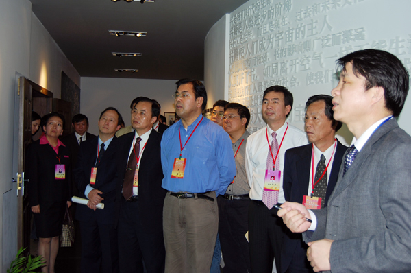 教育部评估专家考察出版社。