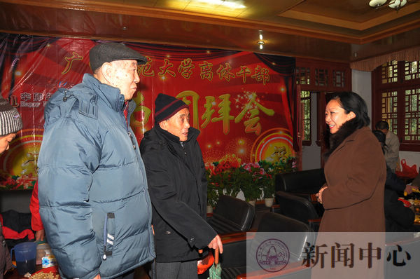 王枬书记（右）与离休干部亲切交谈