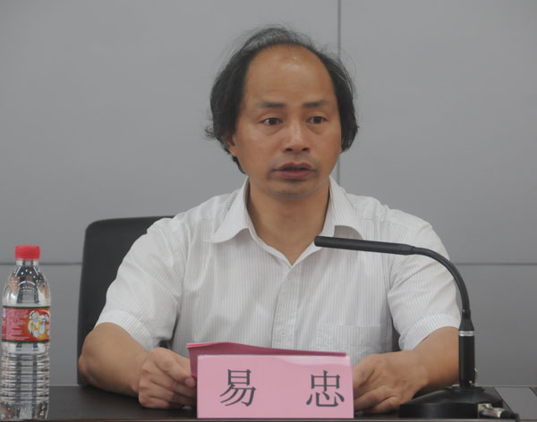 易忠副校长在作报告。