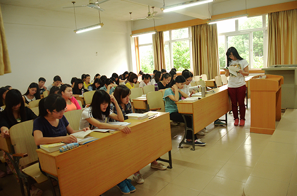 同学们在早读中（大学生通讯社 宋荣英 摄）