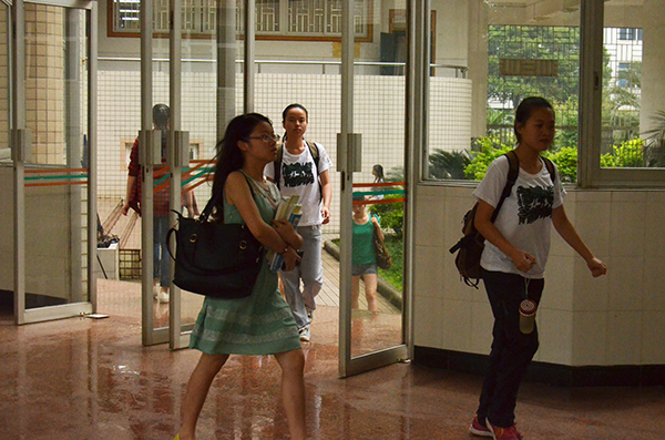 早晨七点，同学们安静步入教室