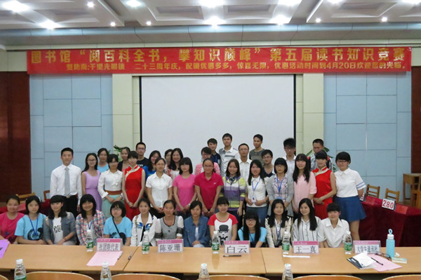 选手与工作人员合影