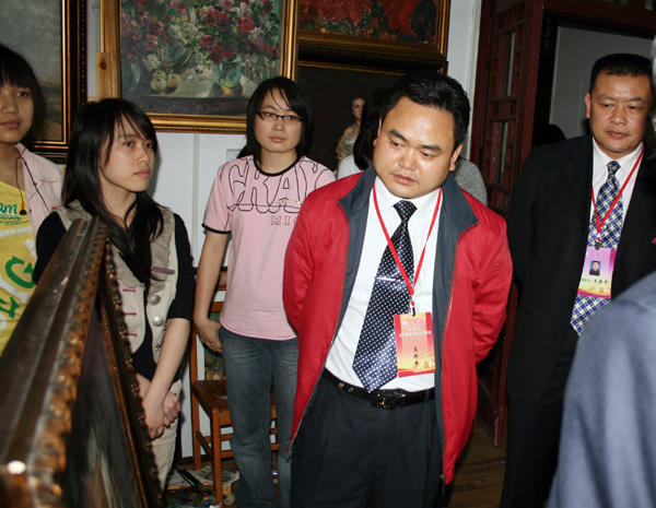 皮修平教授考察了美术学院油画临摹室。