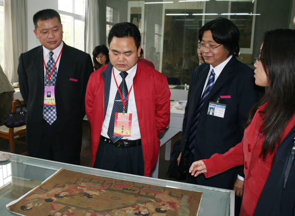 皮修平教授考察美术学院仿真国画临摹室。