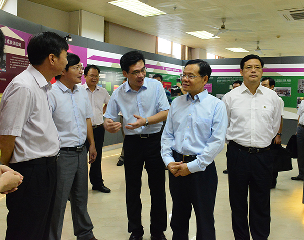 陈武主席一行参观我校教师教育展