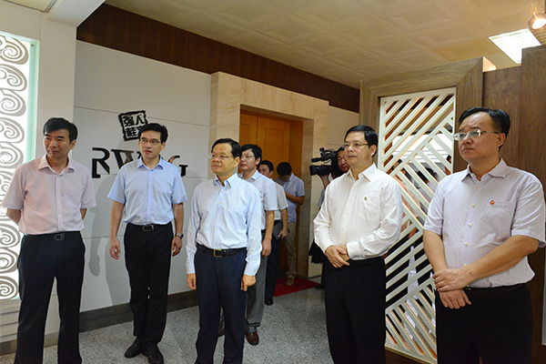 陈武主席一行参观我校人文强桂展