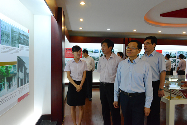 陈武主席一行参观越南学校纪念馆