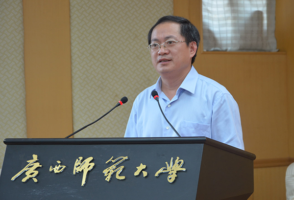 校党委副书记唐仁郭向青年教工提出希望