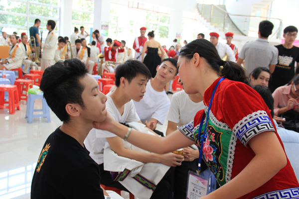 演职人员正在化妆