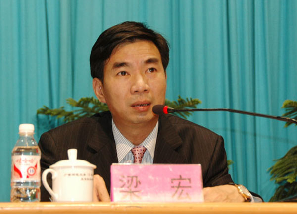 梁宏校长代表校党委、校行政作了题为《提高认识 扎实推进 认真抓好迎评创优准备工作》的报告